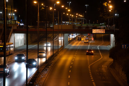 Zmodernizowane oświetlenie w tunelach Trasy Łazienkowskiej pod rondem Jazdy Polskiej (z lewej) i pod ul. Marszałkowską.