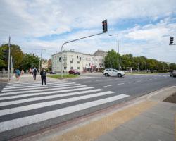 Nowa sygnalizacja świetlna na skrzyżowaniu ul. Wołoskiej i Dąbrowskiego. Przejście dla pieszych.