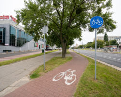 Droga rowerowa po północnej stronie ul. Broniewskiego od skrzyżowania z Elbląską i Włościańską do Krasińskiego zostanie wyremontowana i w kilku miejscach wyprostowana.