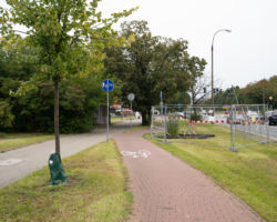 Droga rowerowa po północnej stronie ul. Broniewskiego od skrzyżowania z Elbląską i Włościańską do Krasińskiego zostanie wyremontowana i w kilku miejscach wyprostowana.
