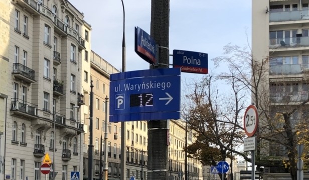 Tablica informacyjna zmiennej treści na ulicy. Pokazuje liczbę dostępnych miejsc na parkingu.