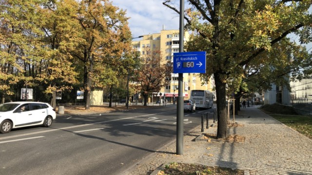 Tablica informacyjna zmiennej treści na ulicy. Pokazuje liczbę dostępnych miejsc na parkingu.