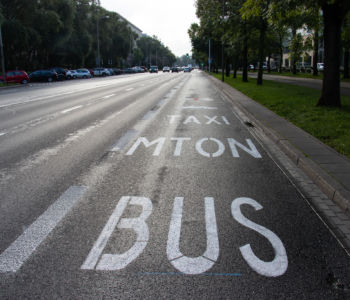 Oznaczenie pasu jezdni przeznaczonego dla autobusów.