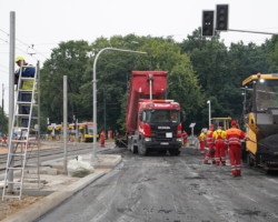 Asfaltowane skrzyżowanie Marszałkowskiej i Królewskiej.