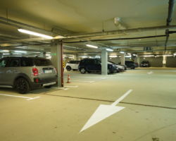 Wyremontowany parking pod placem Krasińskich.