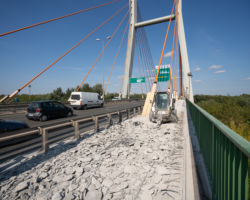Remont ciągu pieszo-rowerowego na moście Siekierkowskim.