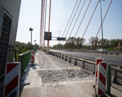 Remont ciągu pieszo-rowerowego na moście Siekierkowskim.