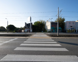 Przejście dla pieszych przez al. Krakowską przy ul. Tapicerskiej.