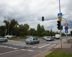 Skrzyżowanie al. Sikorskiego z ul. Czarnomorską - naprzeciwko wlotu ul. Pory.