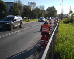 Wymiana zniszczonych krawężników przy ul. Bora-Komorowskiego.