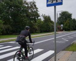 Rowerzysta jadący wyremontowaną ulicą Trakt Lubelski.