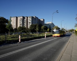 Wymiana zniszczonych krawężników przy ul. Bora-Komorowskiego.