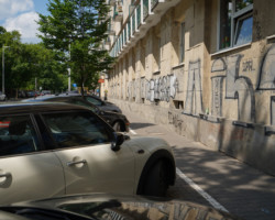 Ulica Rozbrat - teraz samochody parkują na chodniku.