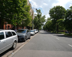 Ulica Rozbrat - teraz samochody parkują na chodniku.