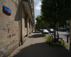 Ulica Rozbrat - teraz samochody parkują na chodniku.