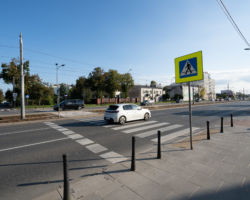 Przejście dla pieszych przez al. Krakowską przy ul. Tapicerskiej