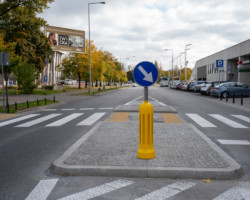 Azyl przy przejściu dla pieszych.