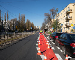 Pasy rowerowe i miejsca parkingowe przy ul. Mickiewicza.