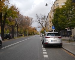 Ulica Rozbrat - parkowanie przeniesione z chodnika na jezdnię.