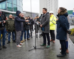 Sadzenie drzew na rondzie Dmowskiego zainaugurowały władze Warszawy z prezydentem Rafałem Trzaskowskim na czele.