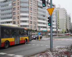 Skrzyżowanie al. KEN z ul. Bartoka i ul. Surowieckiego.