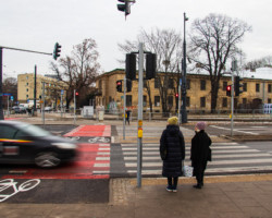 Piesi czekający na przejściu.