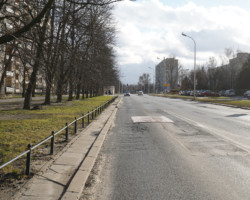 Zniszczona jezdnia ulicy Chodeckiej.