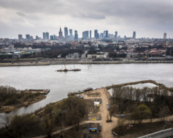 Tutaj most pieszo-rowerowy już niedługo połączy oba brzegi Wisły.