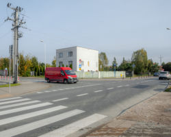 Samochód na skrzyżowaniu ulic Kadetów i Łasaka.