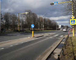 Zniszczona nawierzchnia ulicy Chodeckiej.