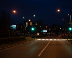 Sygnalizacja świetlna przy przejściu dla pieszych w nocy.