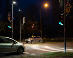 Sygnalizacja świetlna przy przejściu dla pieszych w nocy.