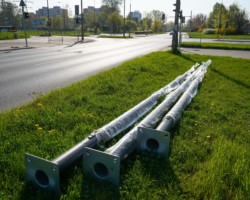 Nowe maszty oświetleniowe. czekające na instalacje.