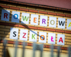 Kolorowy napis "rowerowa szkoła".