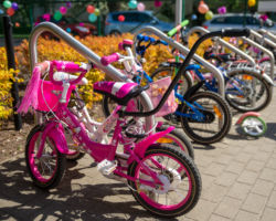 Zaparkowane rowery dla dzieci.