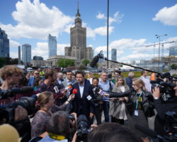 Konferencja prasowa przy Rondzie Dmowskiego.