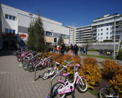 Rowery dla dzieci zaparkowane pod szkołą.