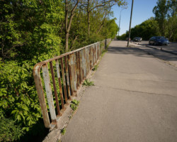 Zniszczone barierki wiaduktu.