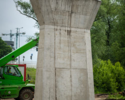 Pierwsza podpora mostu jest już gotowa.