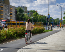 Rowerzystka na ul. Grójeckiej.