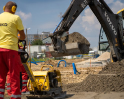 Robotnicy pracujący przy remoncie ul. Kondratowicza.