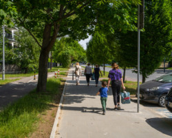 Spacerowicze na zmodernizowanym chodniku przy ul. Szczęśliwickiej.