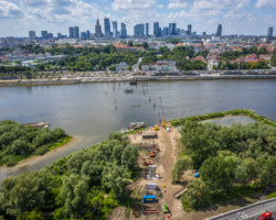 Widok na centrum Warszawy z prawego brzegu Wisły, dron.