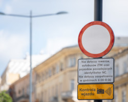 Znak informujący o zakazie wjazdu i monitoringu na Placu Pięciu Rogów.