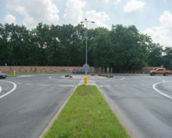 Na zdjęciu widać rondo, samochody i drzewa