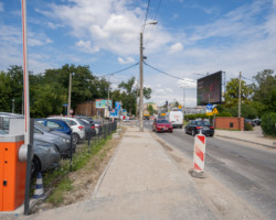 Prace brukarskie przed asfaltowaniem na ulicy Ryżowej.