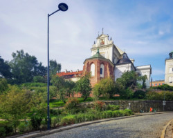 Nowoczesne konstrukcje zastąpiły betonowe latarnie.