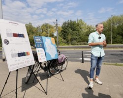 Łukasz Puchalski, dyrektor Zarządu Dróg Miejskich, konferencja dotycząca przebudowy ulicy Starzyńskiego.