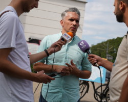 Łukasz Puchalski, dyrektor Zarządu Dróg Miejskich, konferencja dotycząca przebudowy ulicy Starzyńskiego.