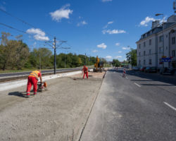 Robotnicy remontujący ulicę Starzyńskiego.